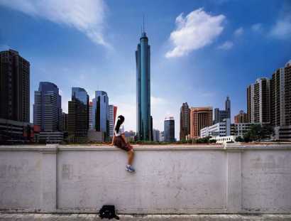 翁奋 2002年作 骑墙－深圳之一